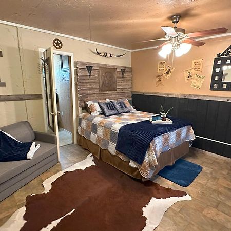 Acorn Hideaways Canton Rustic Old West Frontier Suite Bagian luar foto