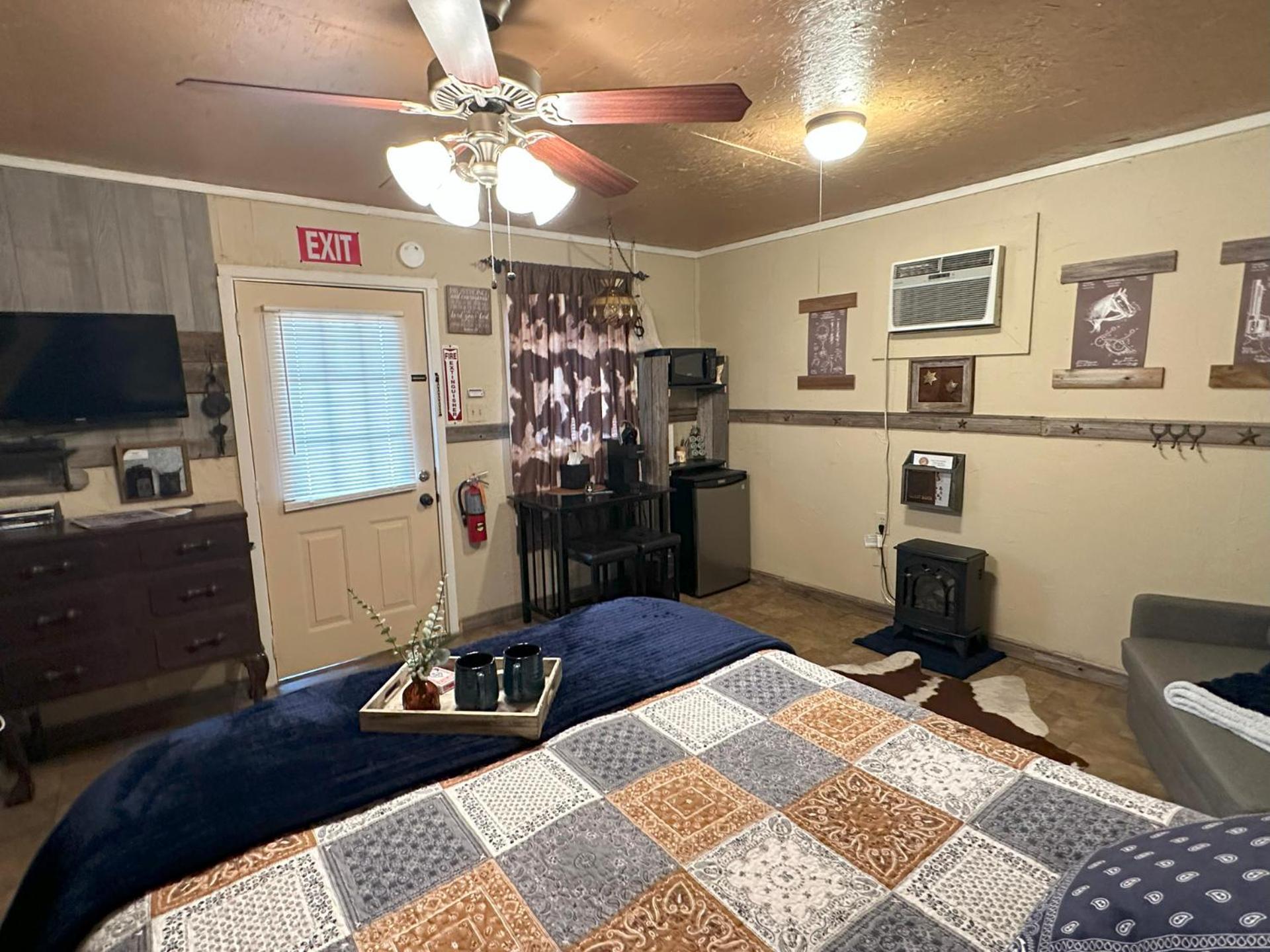 Acorn Hideaways Canton Rustic Old West Frontier Suite Bagian luar foto