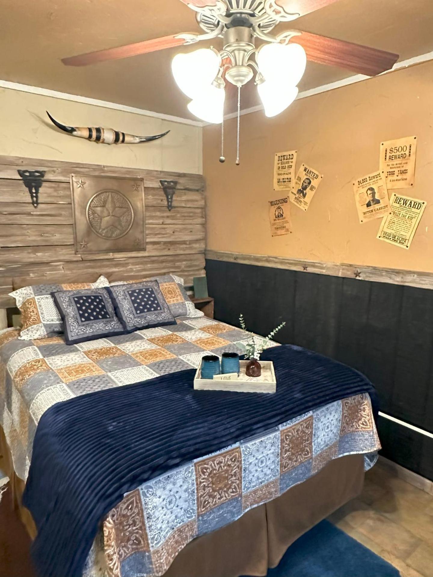 Acorn Hideaways Canton Rustic Old West Frontier Suite Bagian luar foto