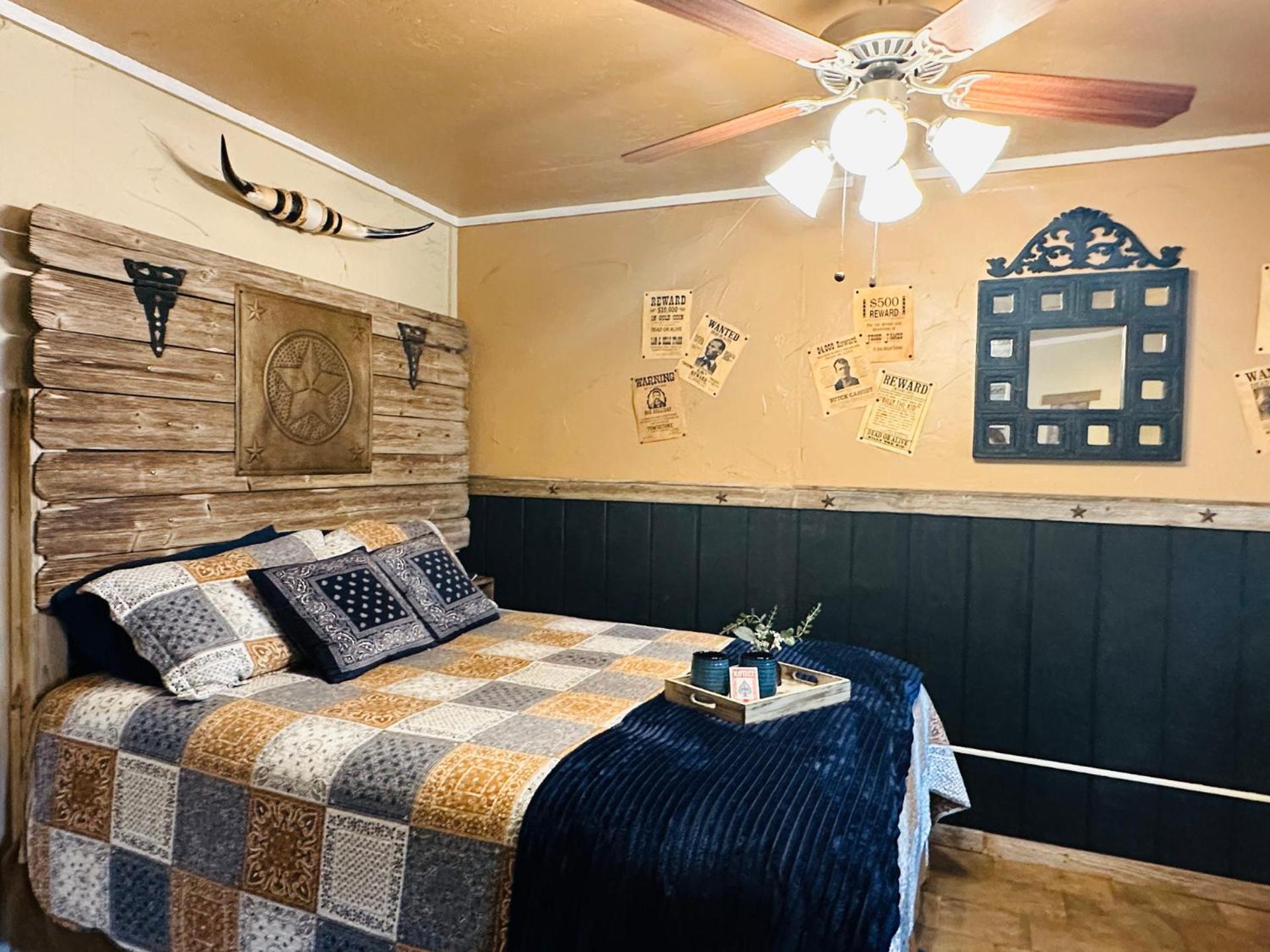 Acorn Hideaways Canton Rustic Old West Frontier Suite Bagian luar foto